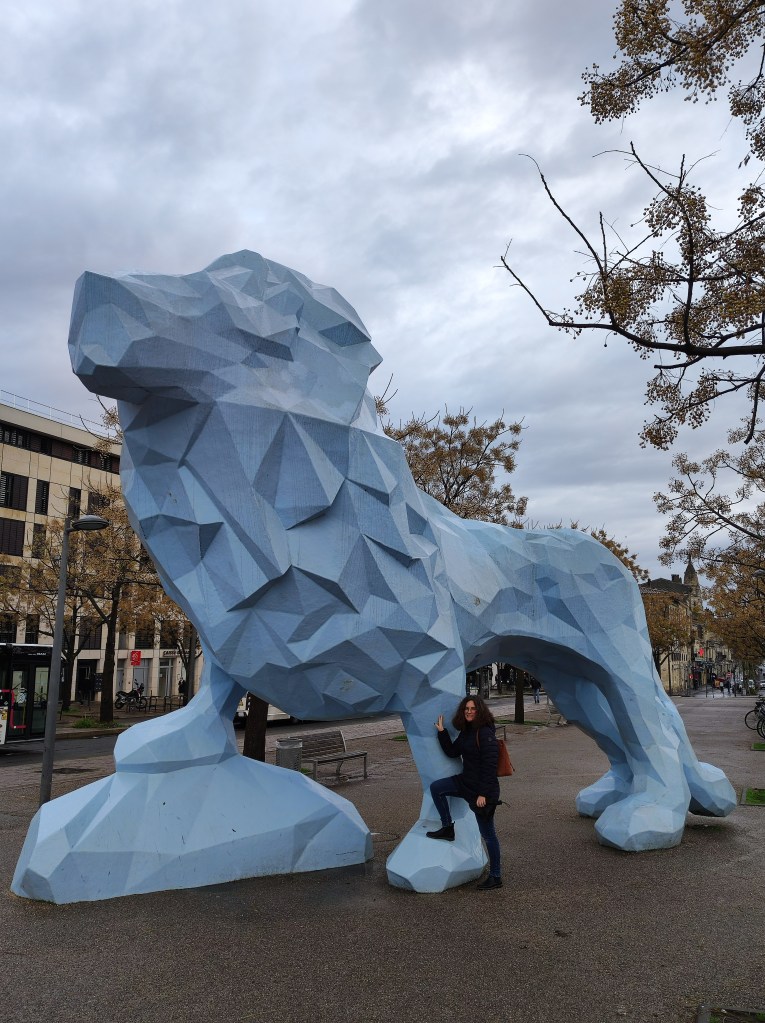 Statue du lion bleu de Veilhan à la Place Stalingrad, fait face au pont de pierre. Statue réalisée par l'artiste Xavier Veilhan en 2005.